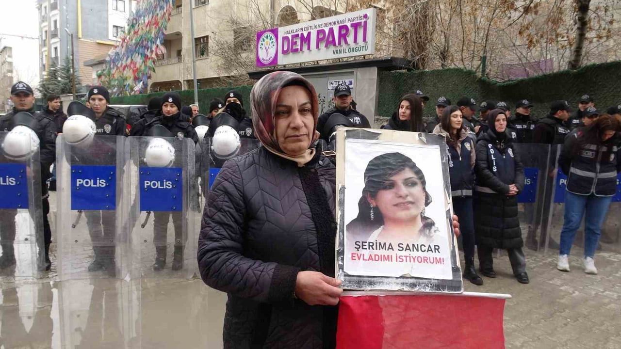 EVLAT NÖBETİNDEKİ VANLI ANNE NAZLI SANCAR (FOTOĞRAFTAKİ), DAĞDAKİ ÇOCUKLARA SESLENEREK, "SİZ BU...