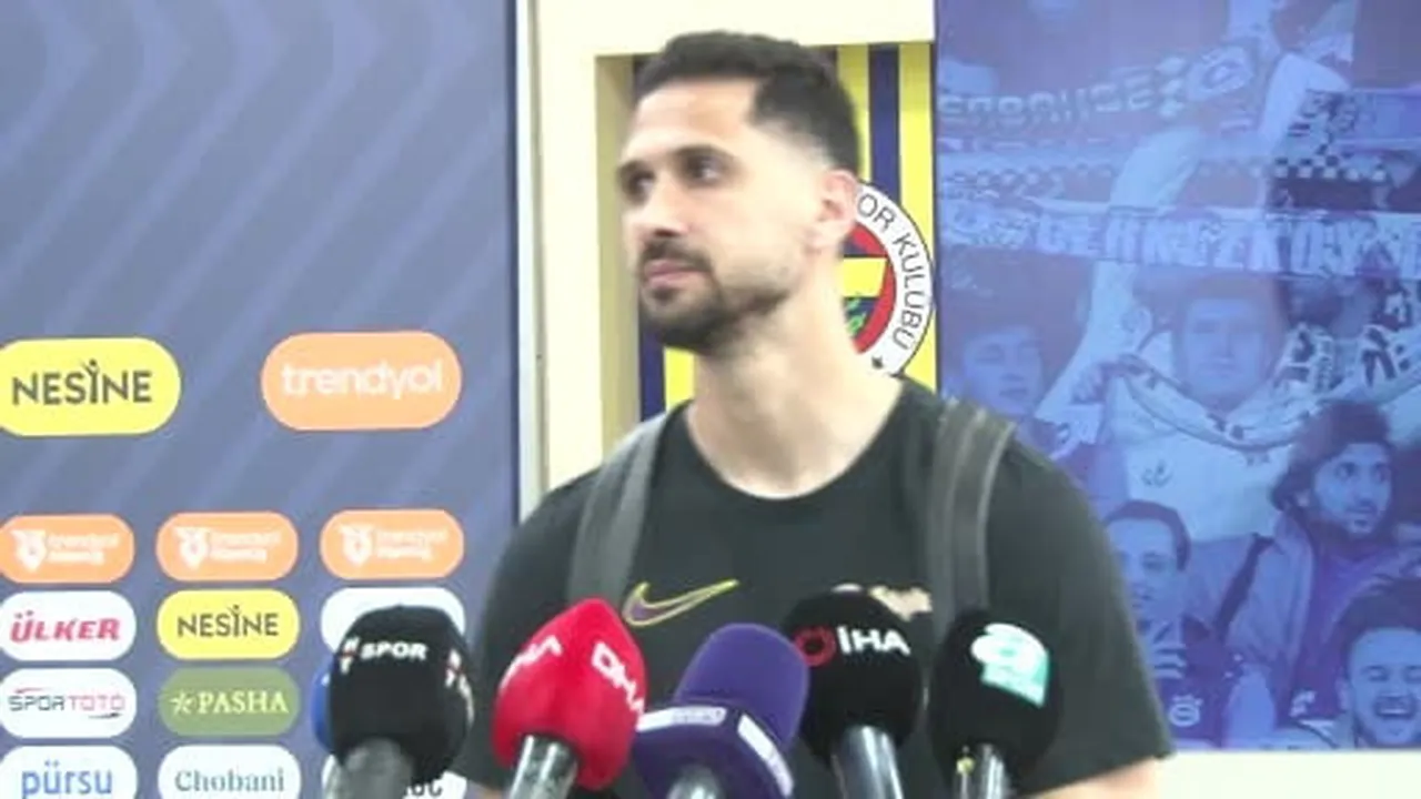 Eyüpspor’un futbolcusu Emre Akbaba, yaşadıkları tüm zorluklara rağmen ligde kalmayı başardıkları...