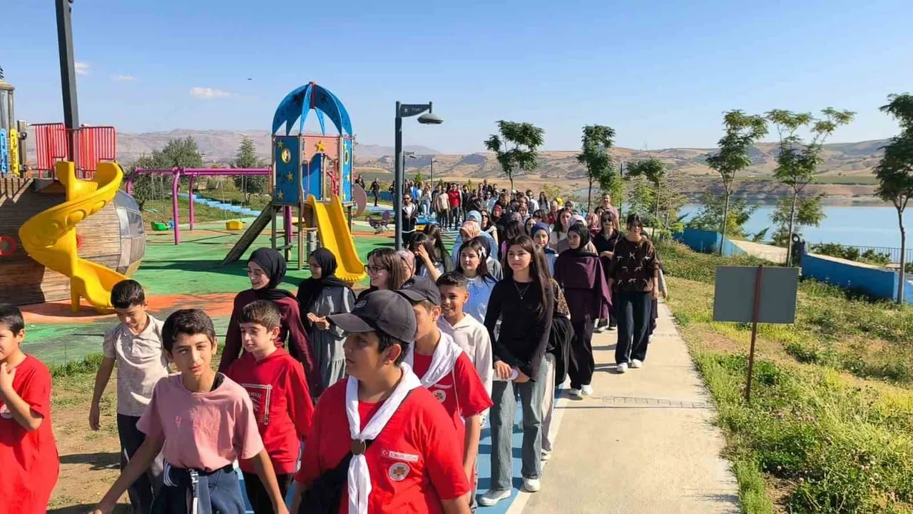 ADIYAMAN’IN KAHTA İLÇESİNDE, SAĞLIKLI YAŞAMI TEŞVİK ETMEK VE ÖĞRENCİLERİN DOĞAYLA BAĞINI...