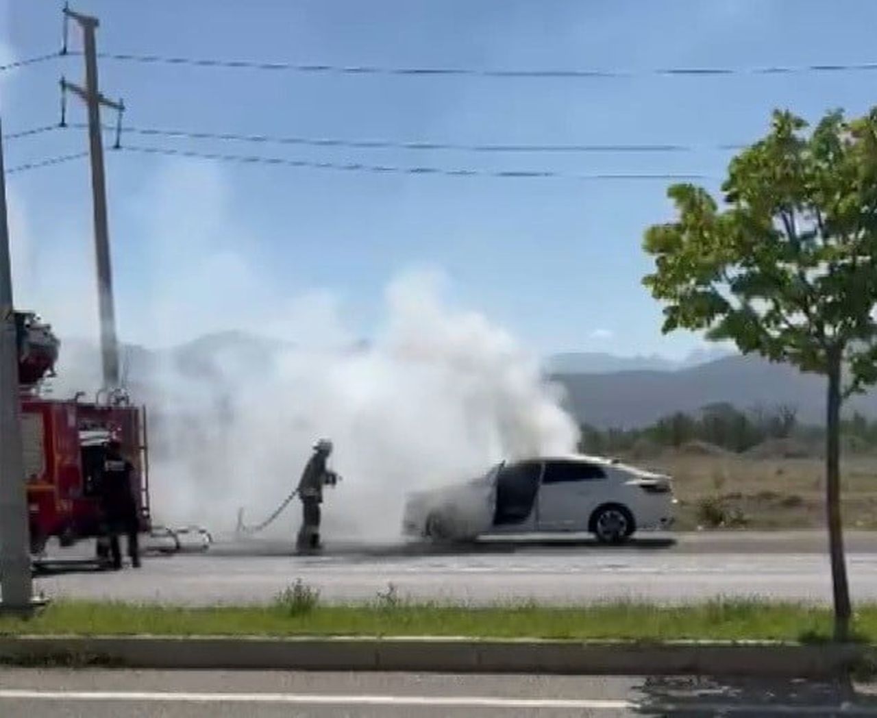 ERZİNCAN'DA BAKIM İÇİN SERVİSE GÖTÜRÜLEN OTOMOBİL YANDI
