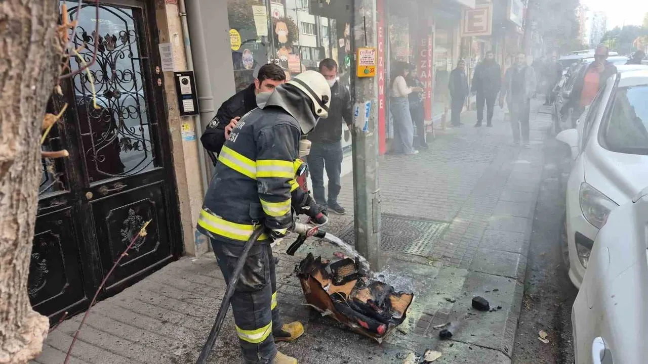 ESKİŞEHİR'DE ÇİÇEKÇİ DÜKKANINDA ÇIKAN YANGINA İTFAİYE EKİPLERİ MÜDAHALE ETTİ. GÖZYAŞLARI İÇİNDE...