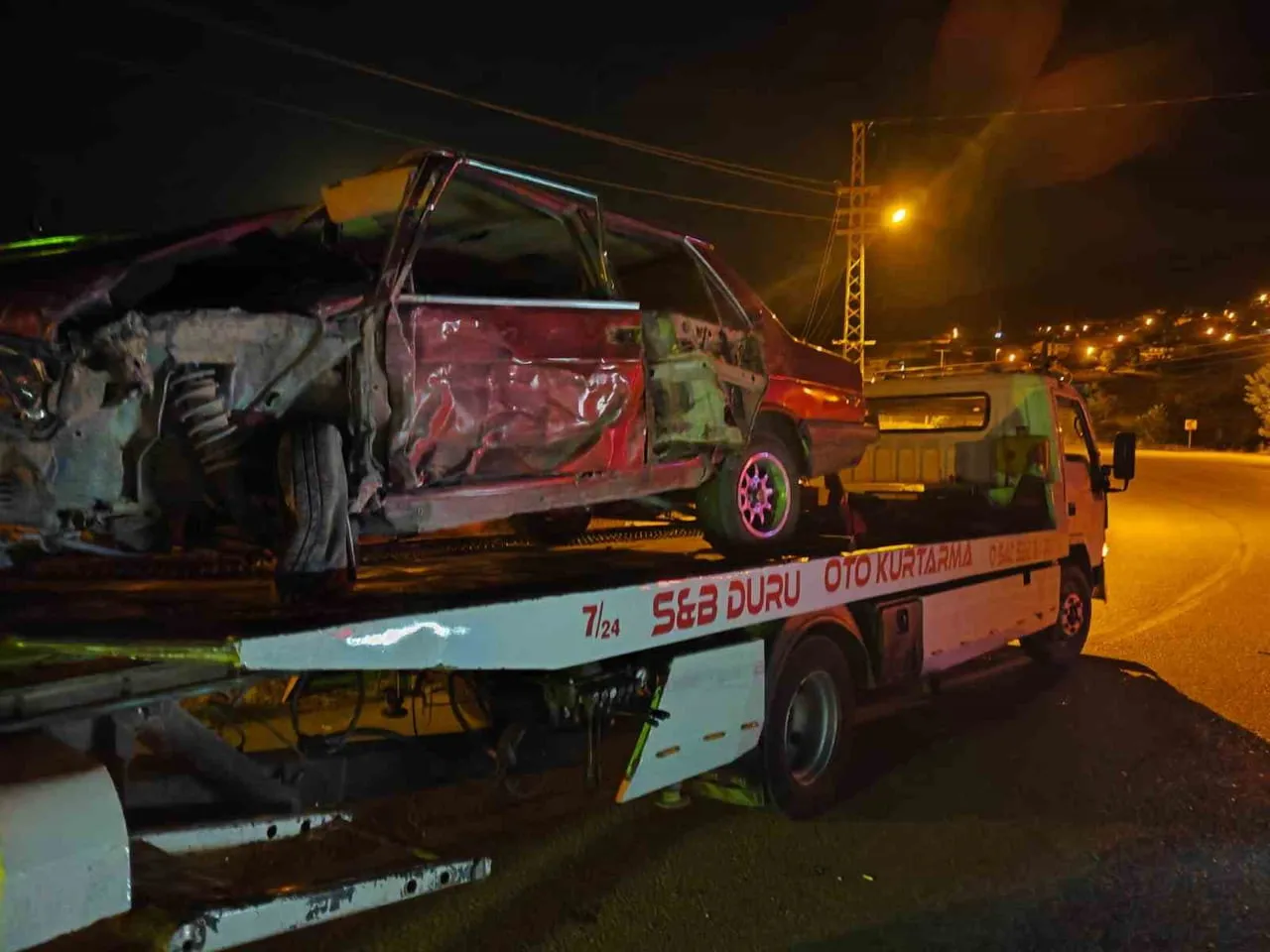 ISPARTA’NIN YALVAÇ İLÇESİNDE OTOMOBİL İLE TIRIN ÇARPIŞMASI SONUCU MEYDANA GELEN TRAFİK KAZASINDA 2...