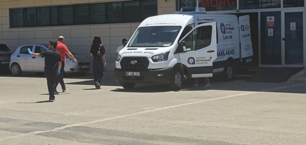 ANTALYA'NIN KEPEZ İLÇESİNDE GENÇ BİR KADIN, KENDİSİNE TAKINTILI OLDUĞU ÖNE SÜRÜLEN ŞAHIS...