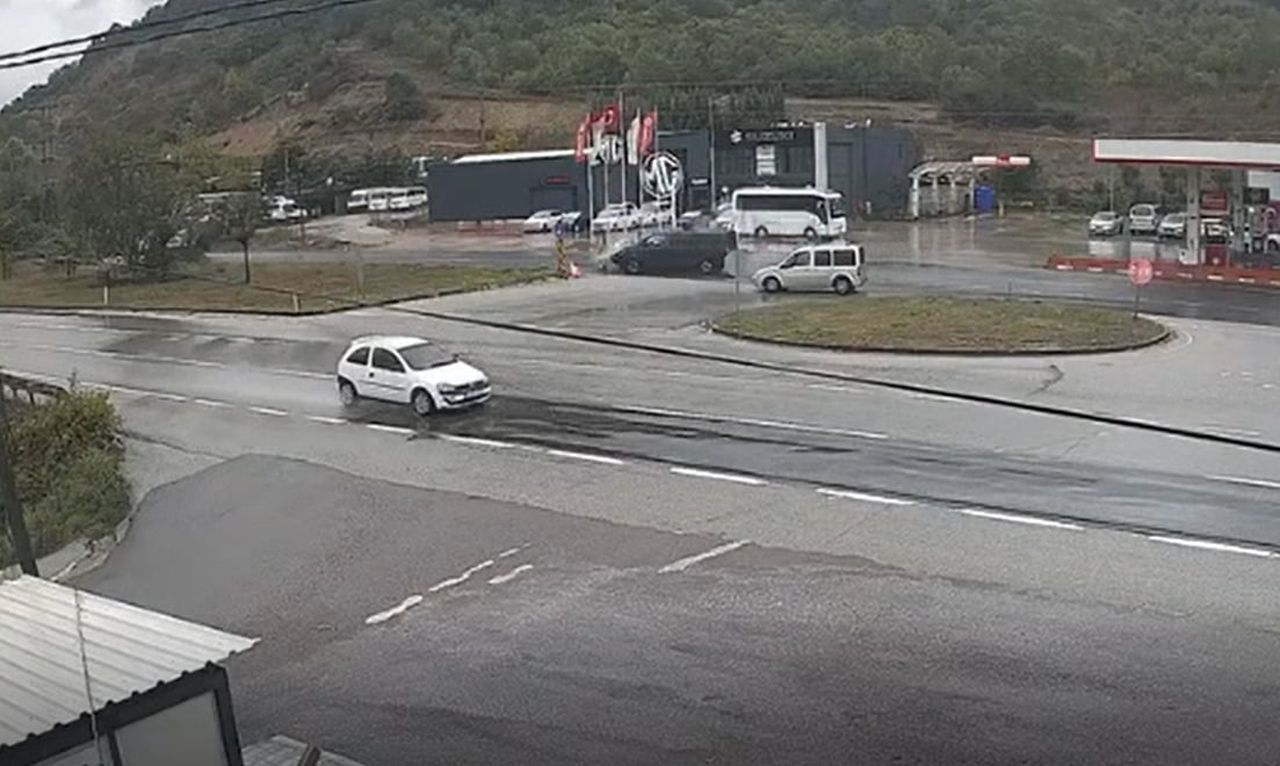 YALOVA-BURSA KARA YOLUNDA MİNİBÜSÜN ÇARPMASI SONUCU İKİYE BÖLÜNEN OTOMOBİLİN 75 YAŞINDAKİ SÜRÜCÜSÜ...