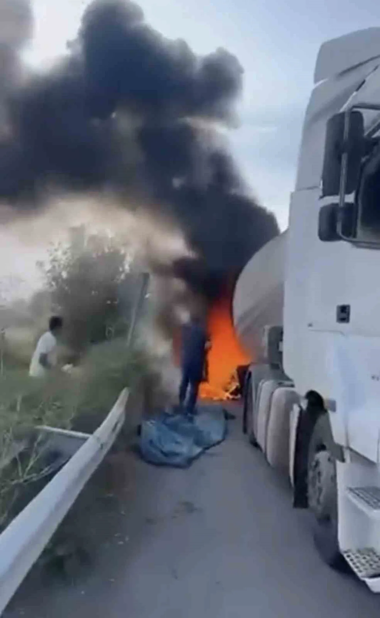 IĞDIR’DA SEYİR HALİNDEKİ TANKERİN LASTİKLERİ ALEV ALDI