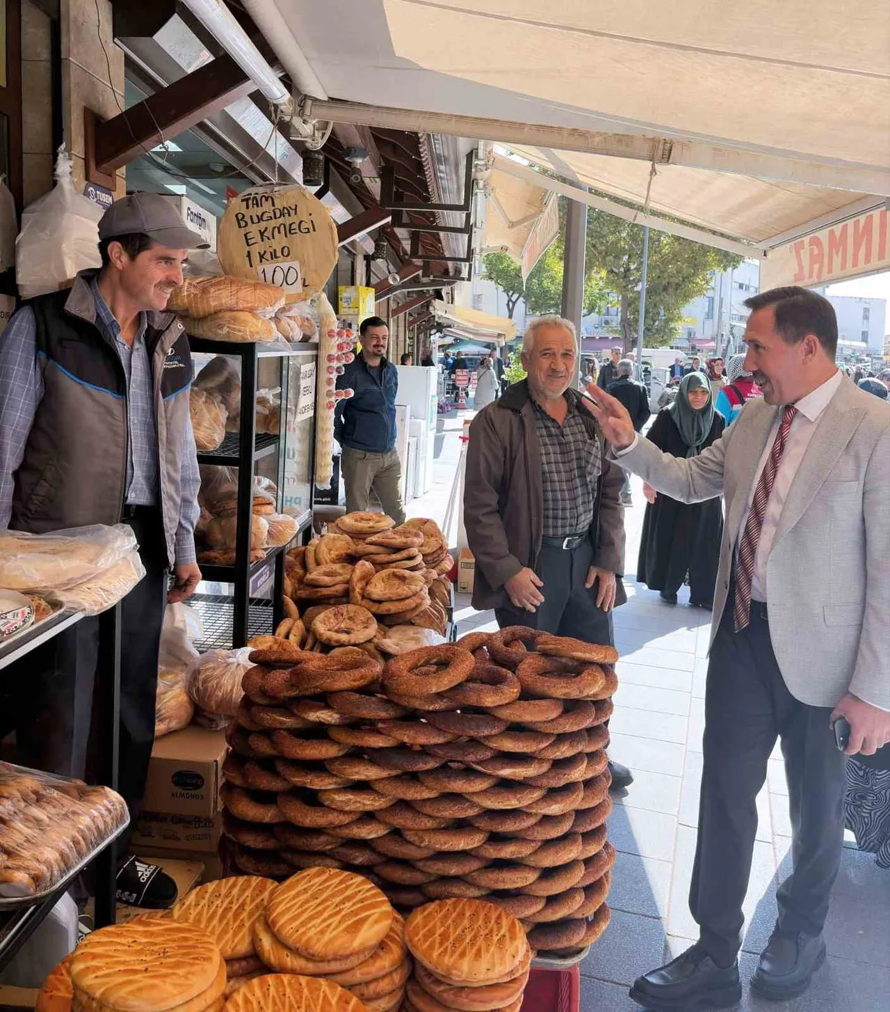 AZİZİYE CAMİİ ÇEVRESİNDEKİ ÇARŞILARDA ESNAFLA BULUŞAN KARATAY BELEDİYE BAŞKANI HASAN KILCA...