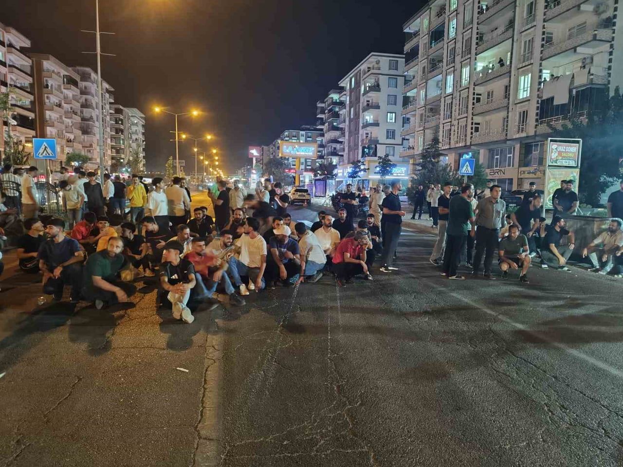 BATMAN'DA SIK KAZALARIN YAŞANDIĞI YOLDA MAHALLELİ YOLU TRAFİĞE KAPATTI