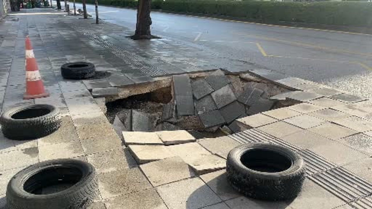 Çorum'da sağanak yağış sonrası kaldırım çöktü
