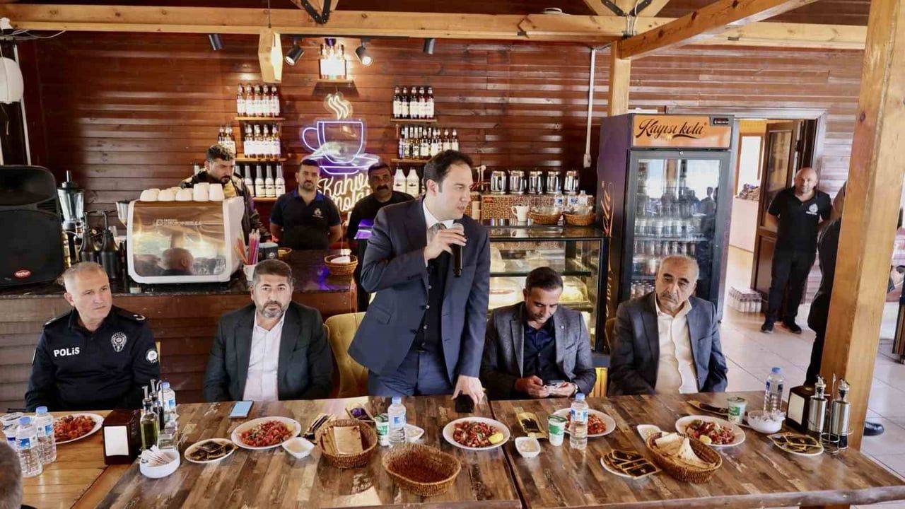 MALATYA'NIN AKÇADAĞ BELEDİYE BAŞKANI HASAN ULUTAŞ, İLÇEDEKİ MUHTARLARLA BİR ARAYA GELDİ.