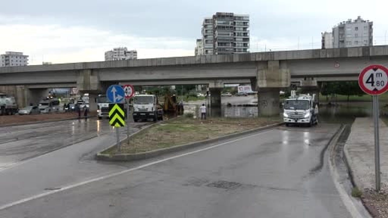 Adana'da sağanak yağış hayatı olumsuz etkiledi: Alt geçit su altında kaldı, ağaç yola...
