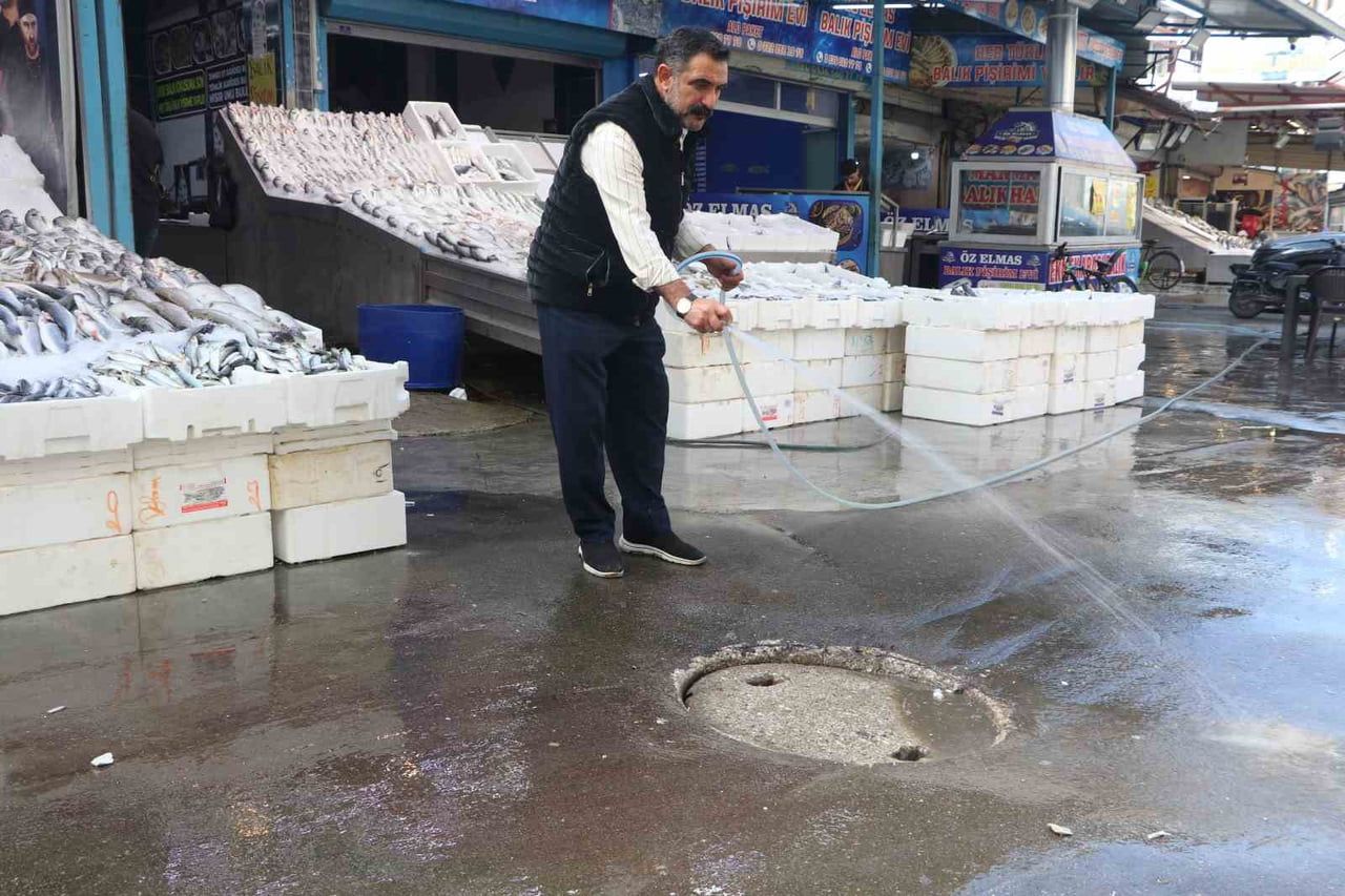 ADANA’DA YAĞIŞIN ARDINDAN BALIKÇILAR PAZARINDA TIKANAN KANALİZASYON GİDERİ NEDENİYLE MAĞDUR OLAN...