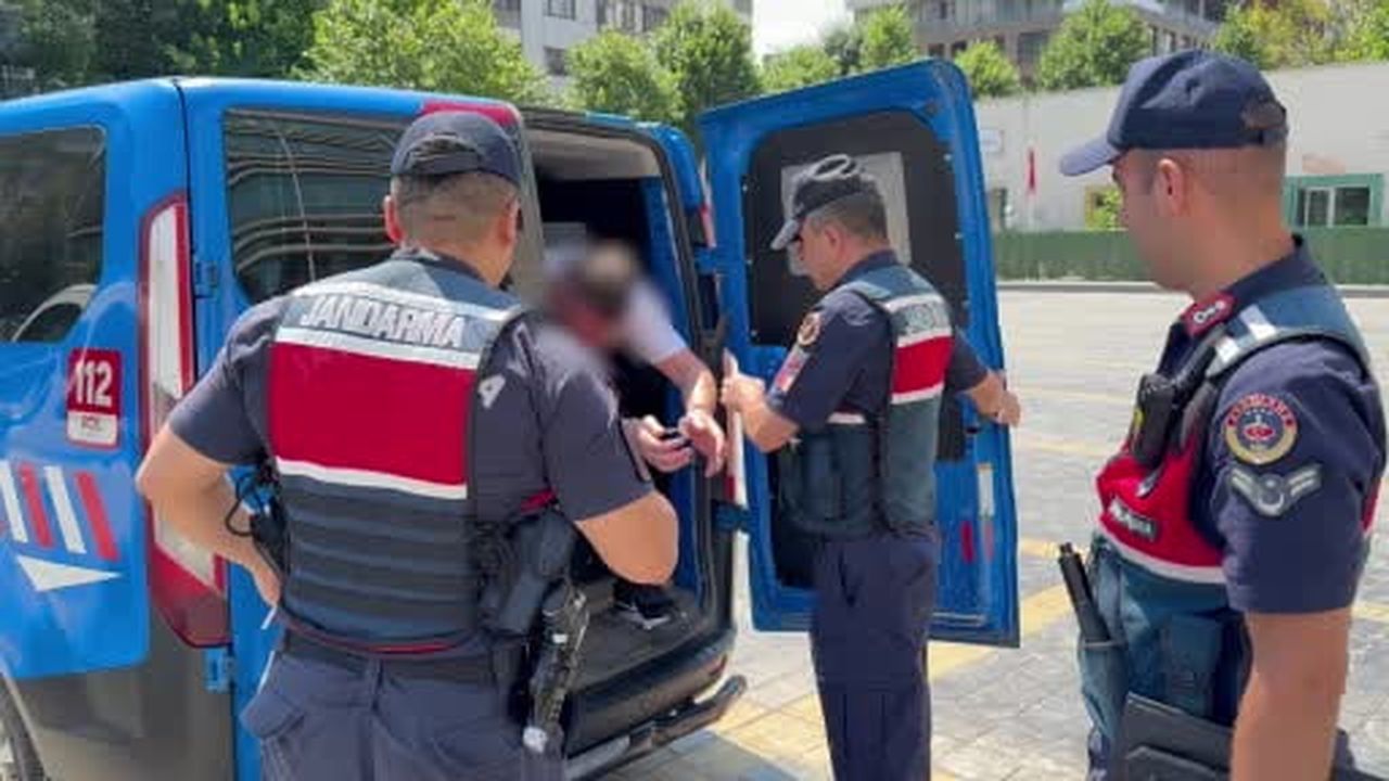 'Silahlı tehdit' suçundan 9,5 yıl hapis cezası ile aranan şahıs yakalandı