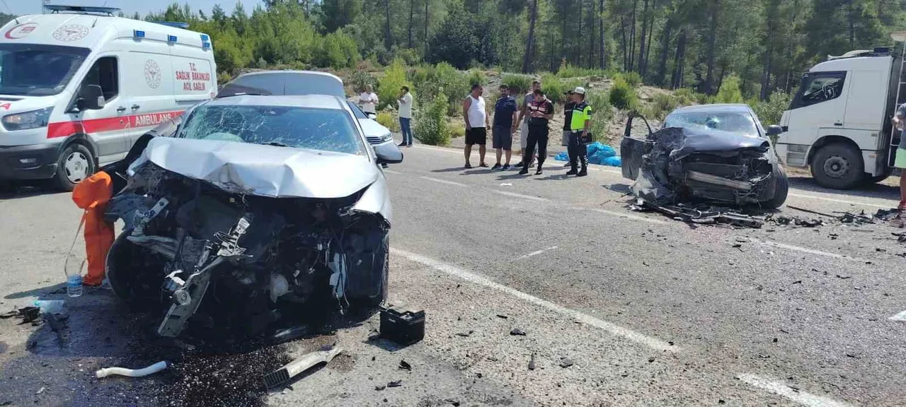 ANTALYA’NIN MANAVGAT İLÇESİNDE İKİ OTOMOBİLİN ÇARPIŞMASI SONUCU MEYDANA GELEN TRAFİK KAZASINDA 1...
