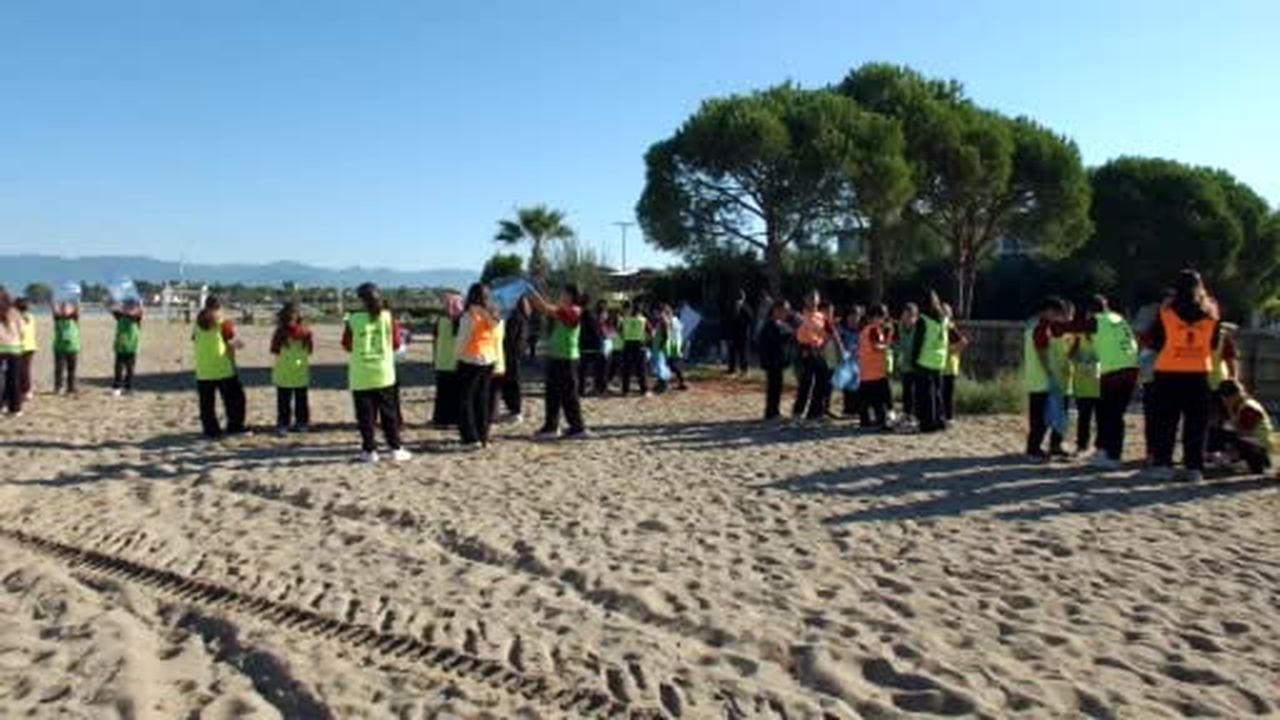 Balıkesir'de öğrenciler Dünya Temizlik Gününde sahil temizliği yaptı