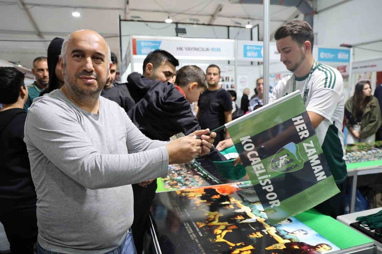 16. ULUSLARARASI KOCAELİ KİTAP FUARI'NDA YER ALAN KOCAELİSPOR STANDI, ZİYARETÇİLERİN İLGİSİNİ...