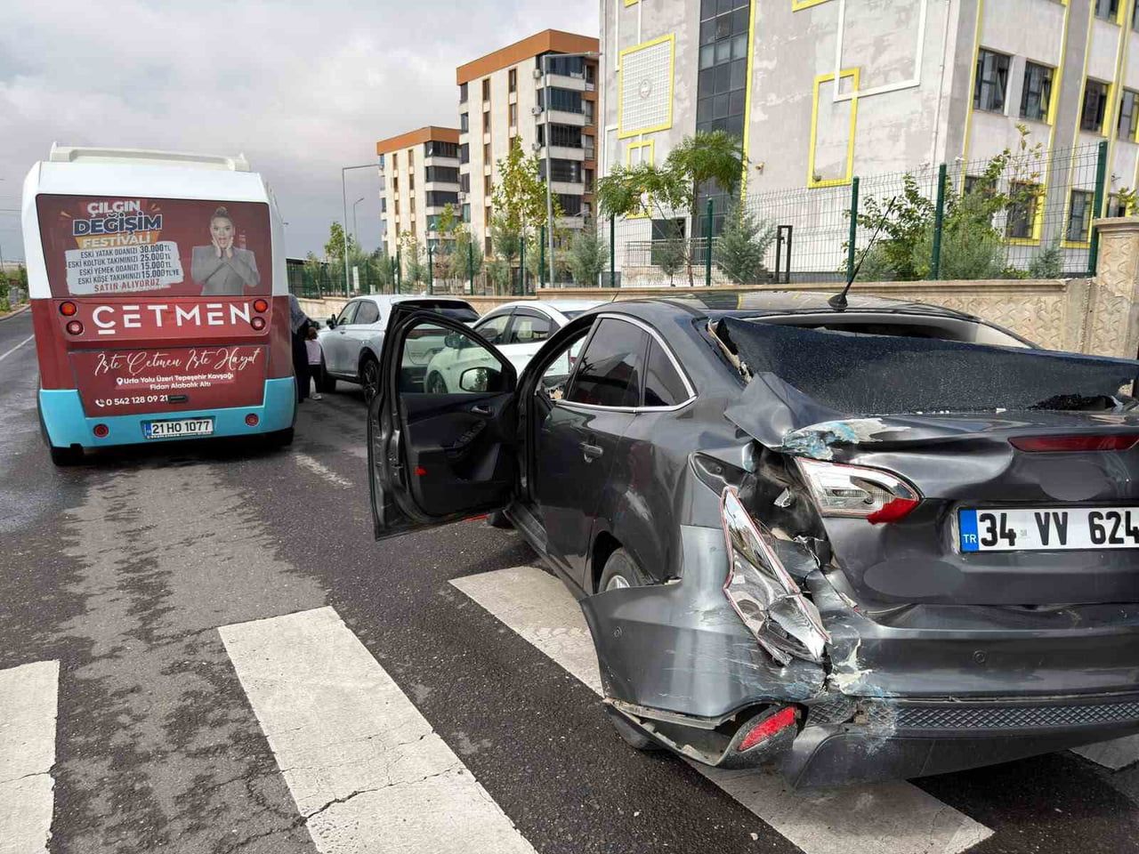 DİYARBAKIR’DA BİR İLKOKULUN ÖNÜNDE ÖZEL HALK OTOBÜSÜ İLE OTOMOBİLİN ÇARPIŞMASI SONUCU BİRİ ÇOCUK 4...