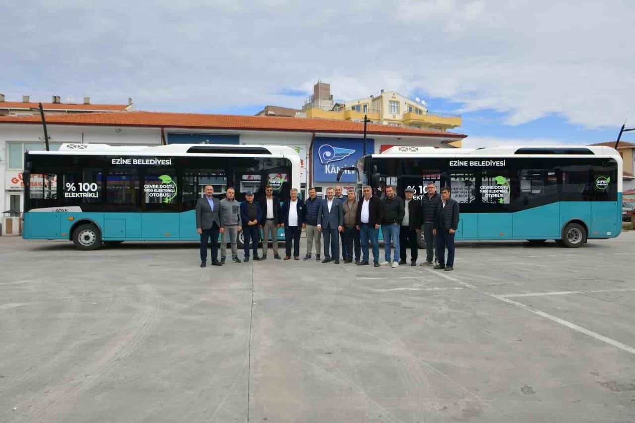ÇANAKKALE’DE EZİNE BELEDİYE BAŞKANI GÜRAY YÜKSEL YENİ ALINAN ELEKTİRİKLİ OTOBÜSLERİ TANITMAK İÇİN...