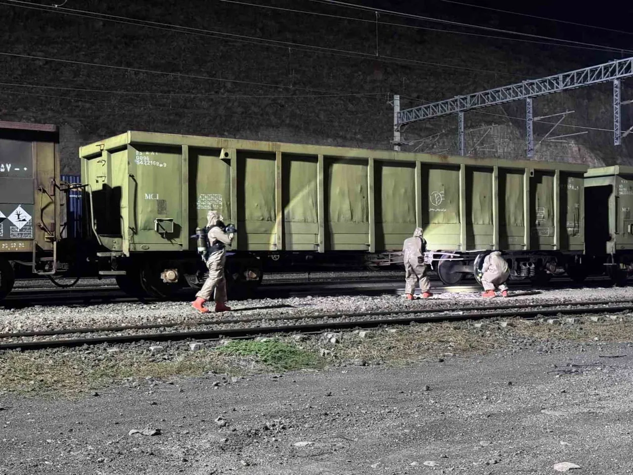 ESKİŞEHİR’DEN KAYSERİ’YE YÜK TAŞIYAN TRENDE KİMYASAL SIZINTI TESPİT EDİLMESİ EKİPLERİ HAREKETE...