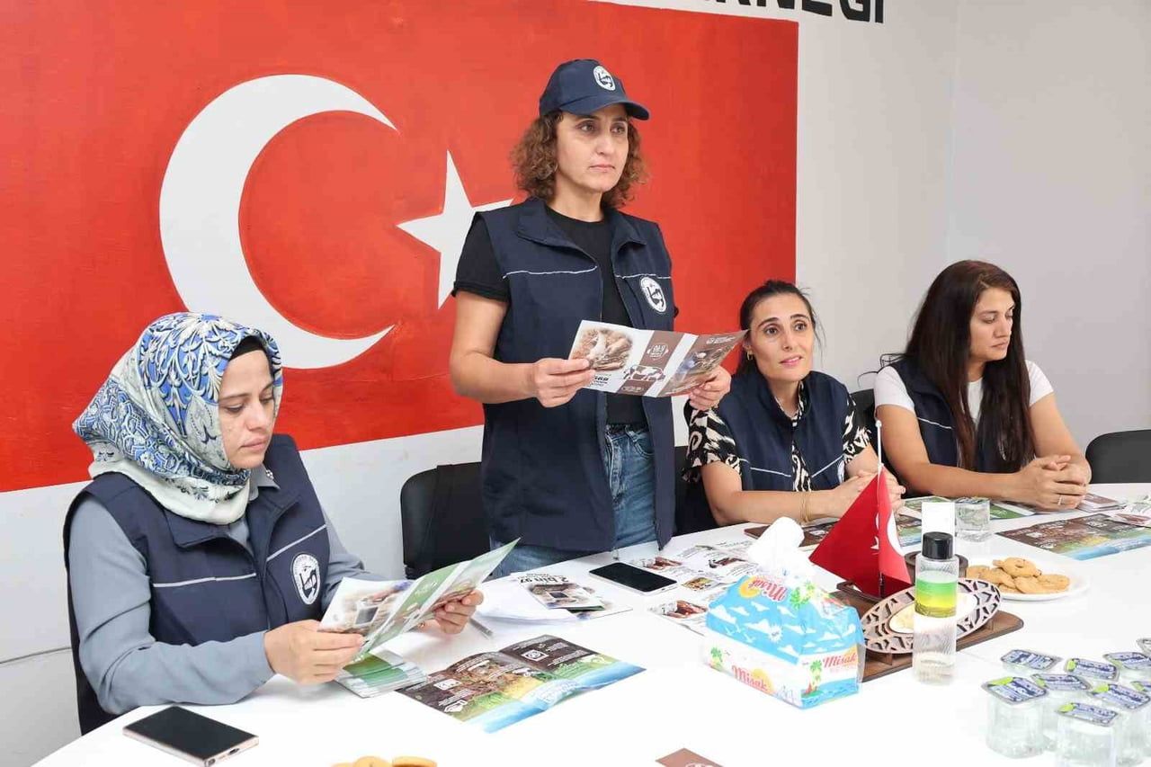 HATAY BÜYÜKŞEHİR BELEDİYESİ EKİPLERİ, 15 İLÇEDE ÜRETİCİLERE ÜCRETSİZ TARIMSAL HİZMETLERİ TANITMAK...