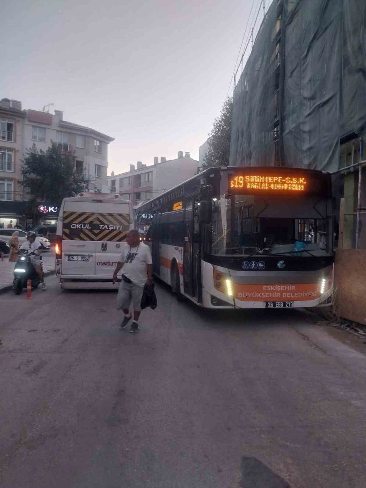 ESKİŞEHİR'İN İŞLEK BİR CADDESİNDE HATALI ŞEKİLDE PARK EDİLEN SERVİS ARACI SEBEBİYLE TRAFİK...