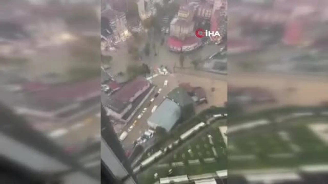 Sarıyer'de onlarca araç suya gömüldü