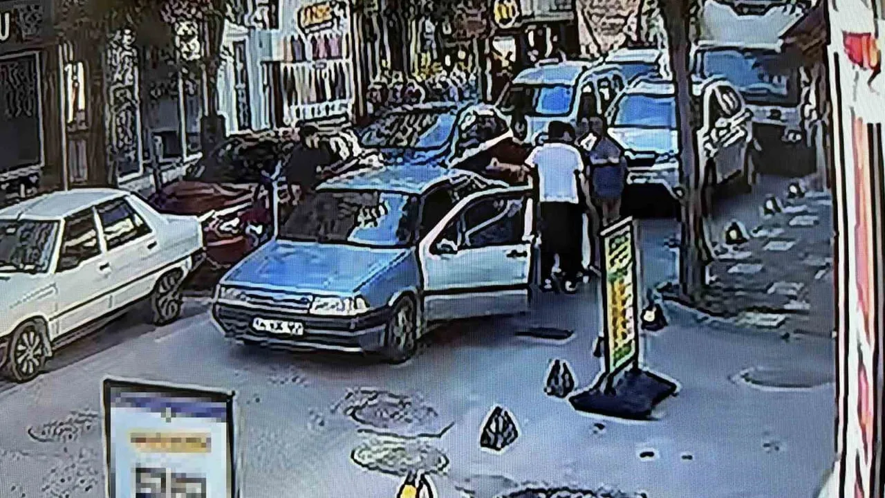 BOLU'DA TRAFİKTE SİNYAL VERME NEDENİYLE ÇIKAN TARTIŞMADA, OTOMOBİLDEN İNEN 3 KİŞİ MOTOSİKLET...