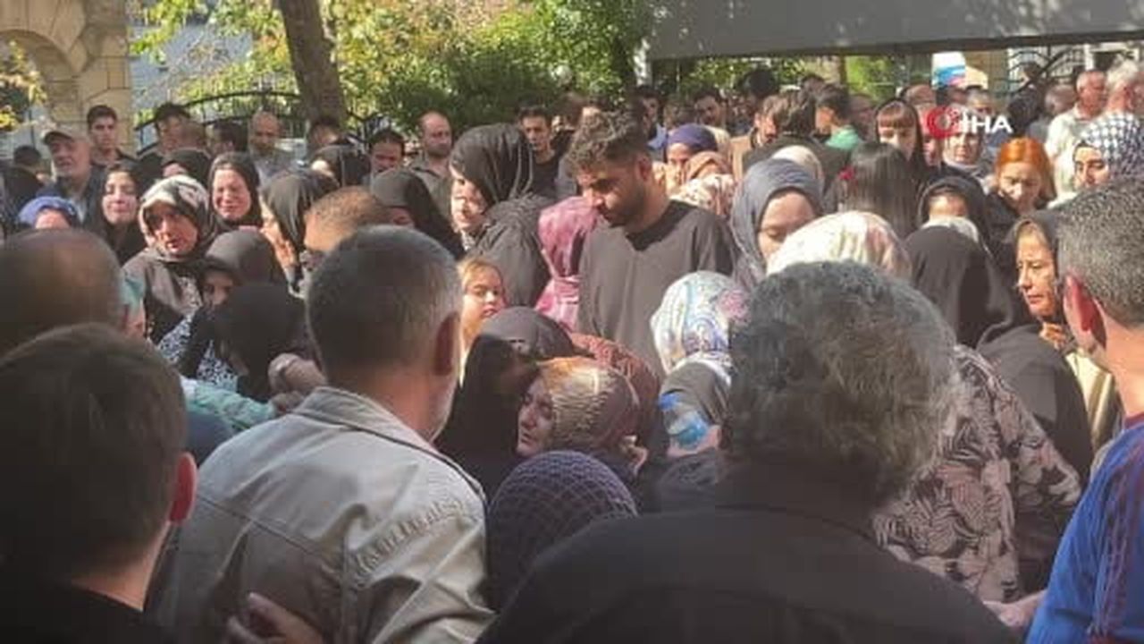 Maltepe'de enkaz altında hayatını kaybeden kardeşler gözyaşlarıyla uğurlanıyor