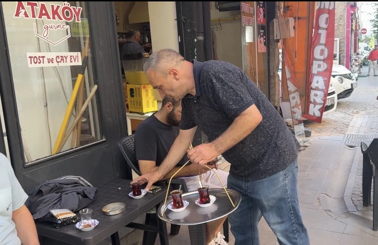 ESKİŞEHİR’DE BİR ÇAY OCAĞININ CAMLARINI ORADAN DIŞLANDIĞI İÇİN KIRAN ŞAHIS HAKKINDA KONUŞAN...