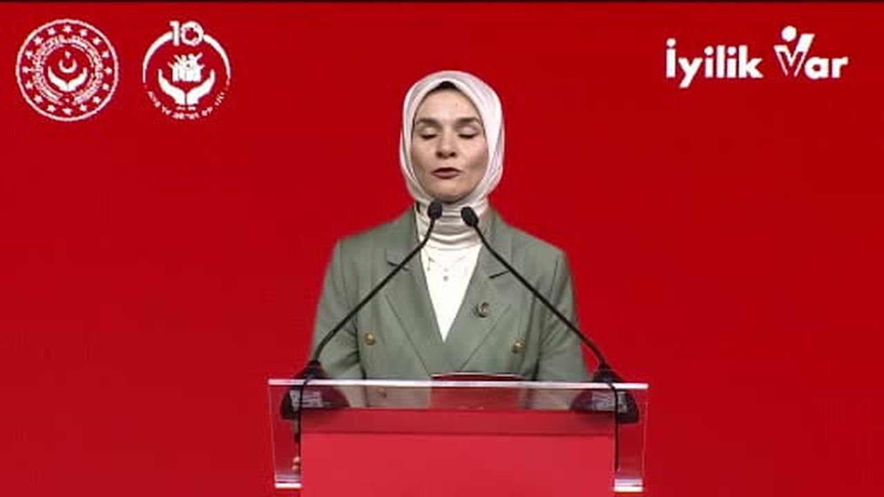İstanbul’da düzenlenen "İyilik Var: Türkiye Gönüllülük Programında" konuşan Aile ve Sosyal...