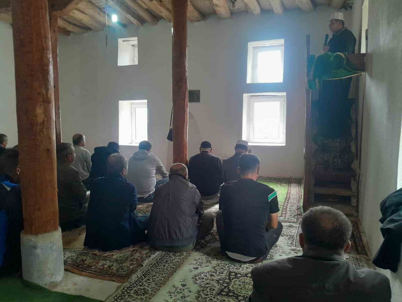 ESKİŞEHİR'İN SİVRİHİSAR İLÇESİNDEKİ BABULLU KÖYÜ GAZİ CAMİİ'NDE 50 YILIN ARDINDAN İLK DEFA CUMA...