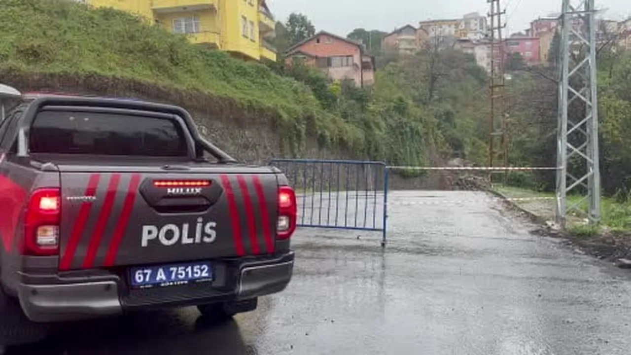 Karadeniz Ereğli ilçesinde heyelanın ardından binada yaşayanlar tahliye edildi
