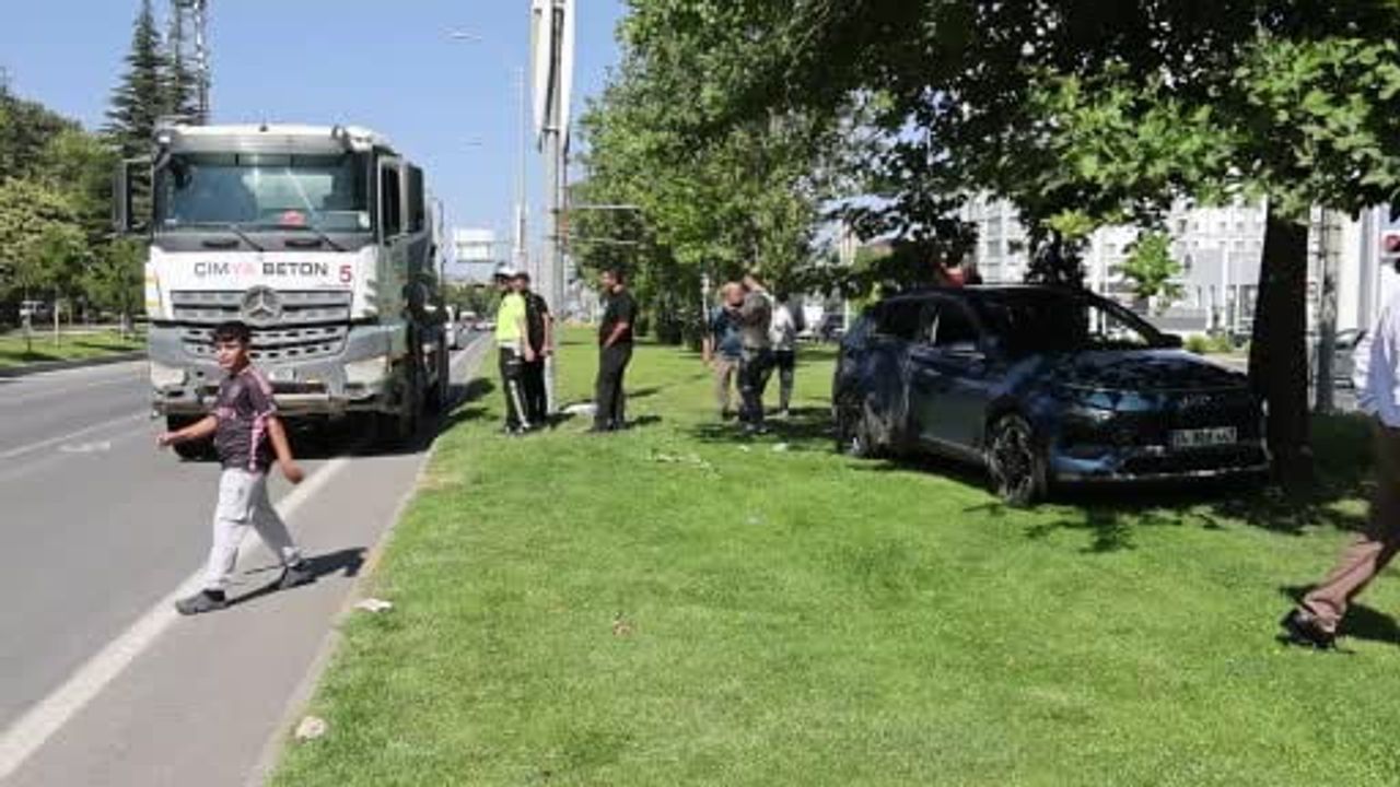 Elazığ’da otomobil ile beton mikseri çarpıştı: 5 yaralı