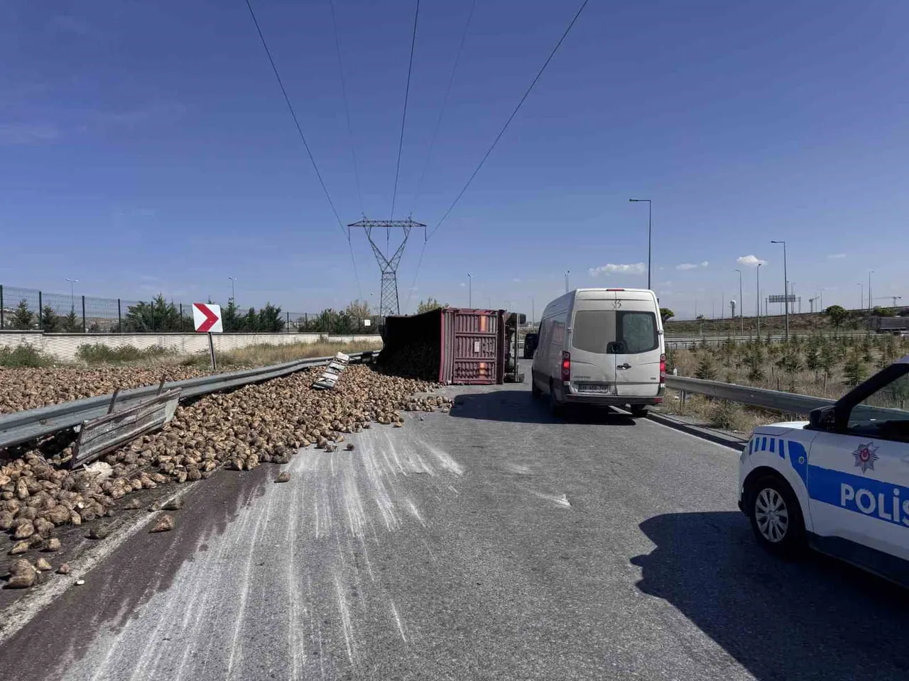 KAYSERİ'DE VİRAJI ALAMAYAN PANCAR YÜKLÜ TIR DEVRİLİRKEN SÜRÜCÜ YARALANDI.