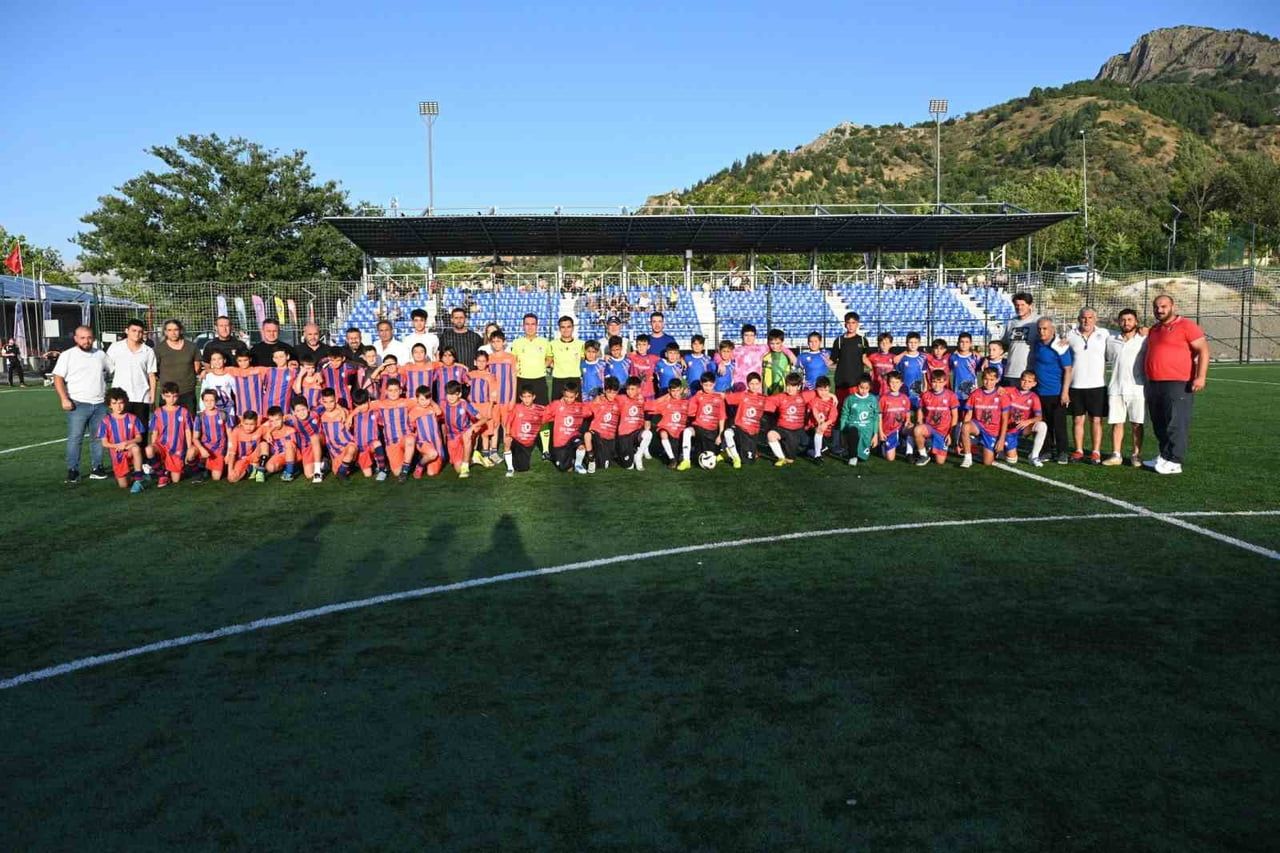 GELECEĞİN ŞEHRİ GELECEĞİN YILDIZLARI U-11 MİNİKLER FUTBOL TURNUVASI İLK MAÇLARLA BAŞLADI.