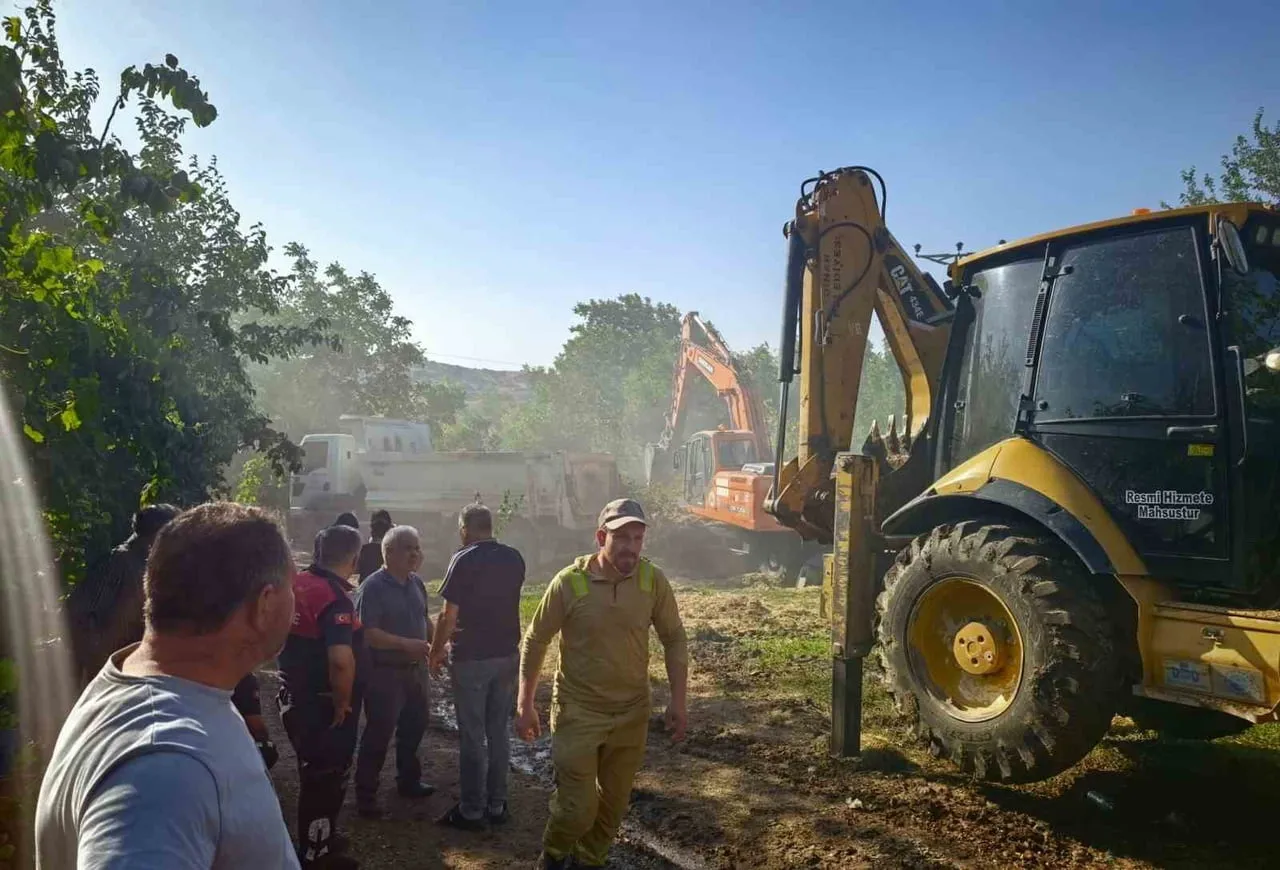 AFYONKARAHİSAR’DA BİR KÖYDE ÇIKAN SAMANLIK YANGININDA BİN ADET SAMAN BALYASI YANARKEN, YANGININ...