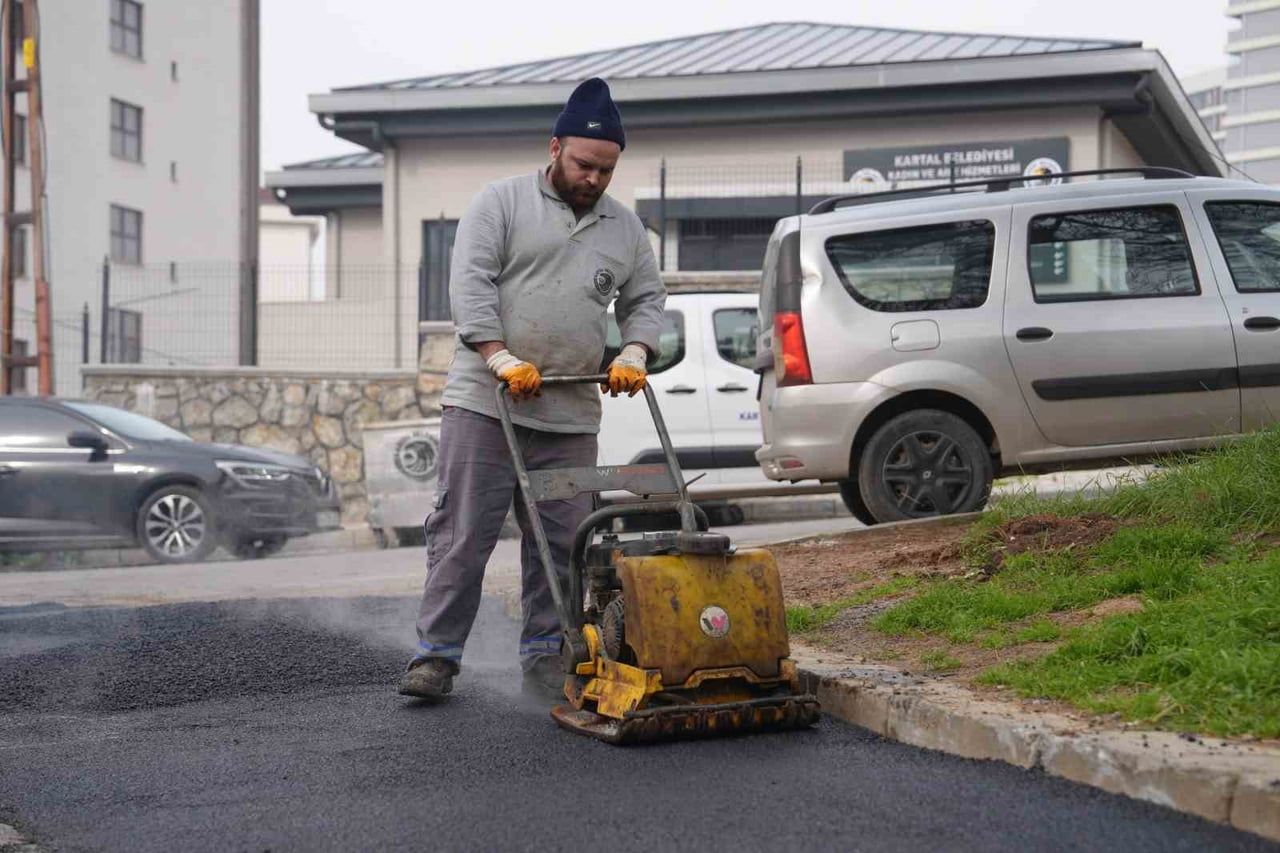 KARTAL BELEDİYESİ TARAFINDAN 20 MAHALLEDE 7/24 ESASINA DAYALI KAPSAMLI BİR ASFALTLAMA ÇALIŞMASI...