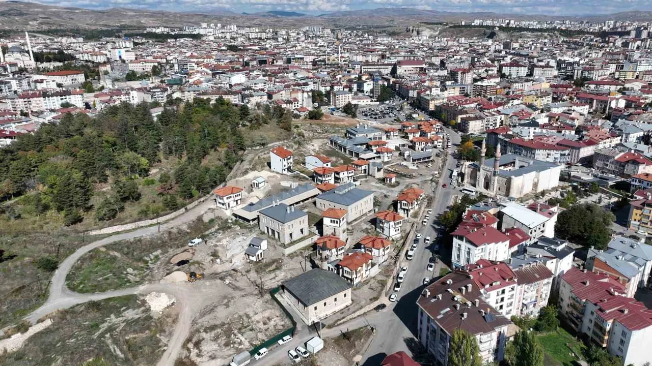 SİVAS BELEDİYE BAŞKANI DR. ADEM UZUN, YAPIMI DEVAM EDEN KALE PROJESİ’Nİ YERİNDE İNCELEYEREK...