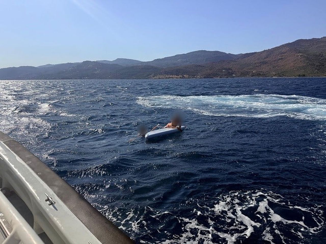 ÇANAKKALE BOĞAZI’NDA SÜRÜKLENEN 2 KÜREK SÖRFÇÜSÜ SAHİL GÜVENLİK EKİPLERİ TARAFINDAN...