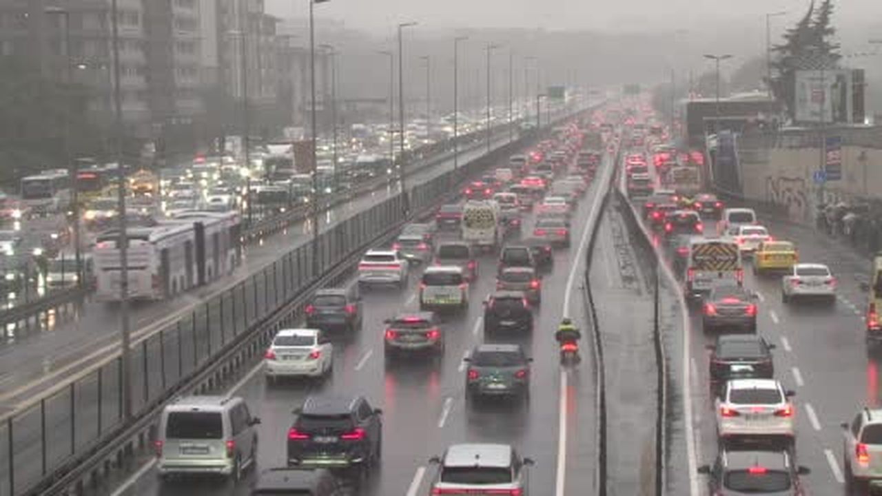 E5 Karayolu’nda yağmur nedeniyle trafik durma noktasına geldi
