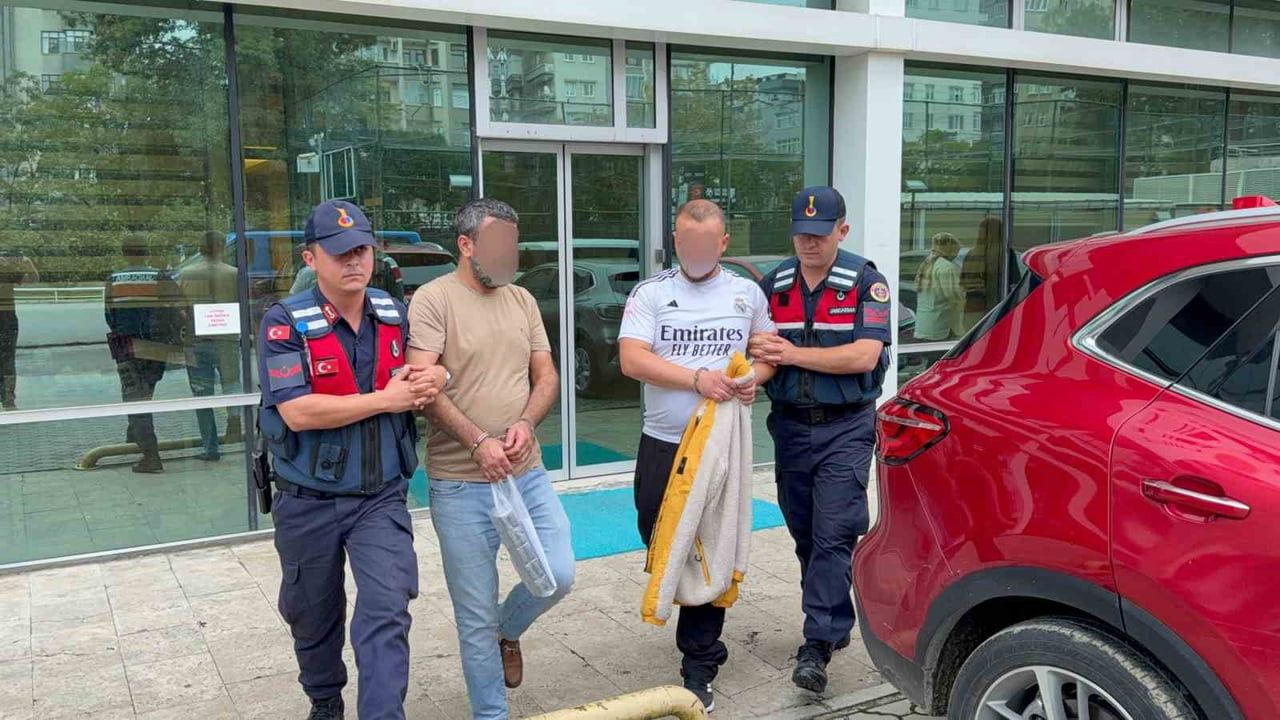 ŞÜPHELİLER A.K. VE B.A., ÇIKARILDIKLARI MAHKEMECE TUTUKLANARAK CEZAEVİNE GÖNDERİLDİ.