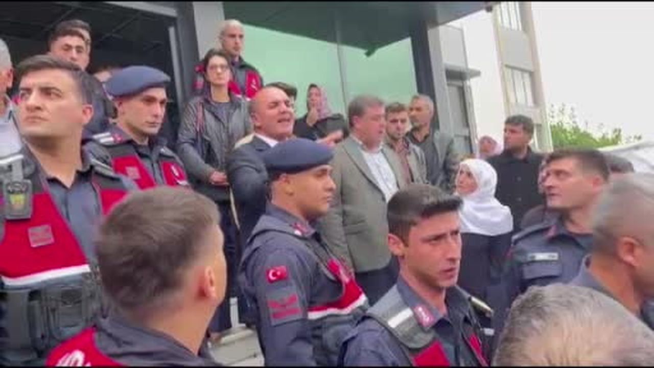 Kadın cinayeti davasında adliye önünde gerginlik