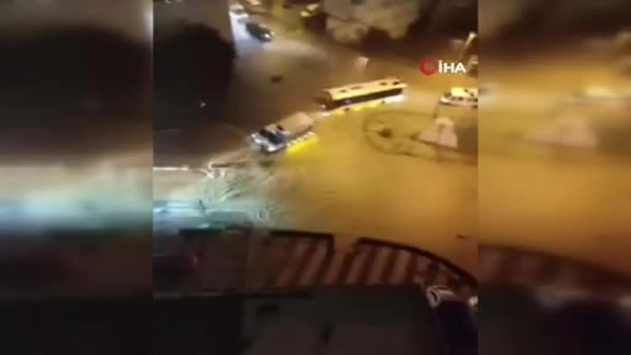 Pendik'te sağanak sonrası yollar göle döndü sürücüler zor anlar yaşadı