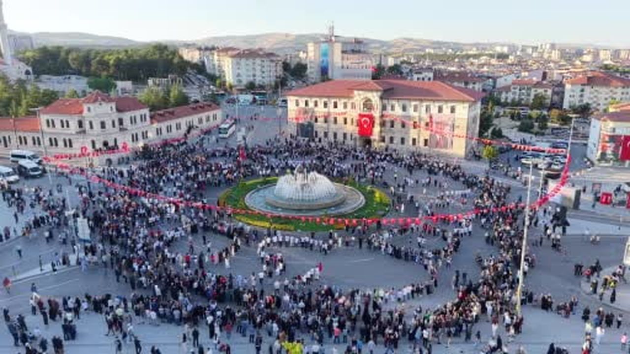 Müziği duyan meydana akın etti, bin 58 kişi halayda buluştu