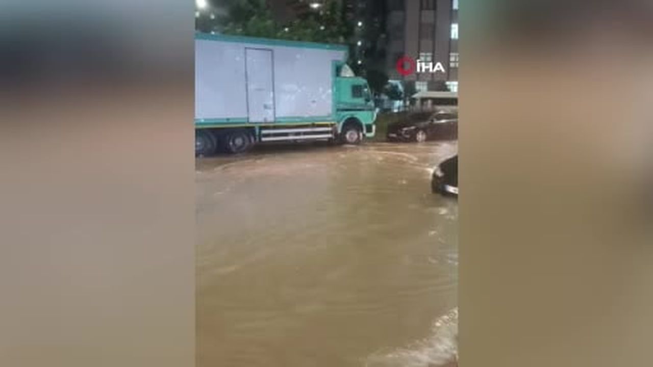 Adana’da sağanak ve fırtına: Çatılar uçtu, güneş enerjisi sistemi koptu