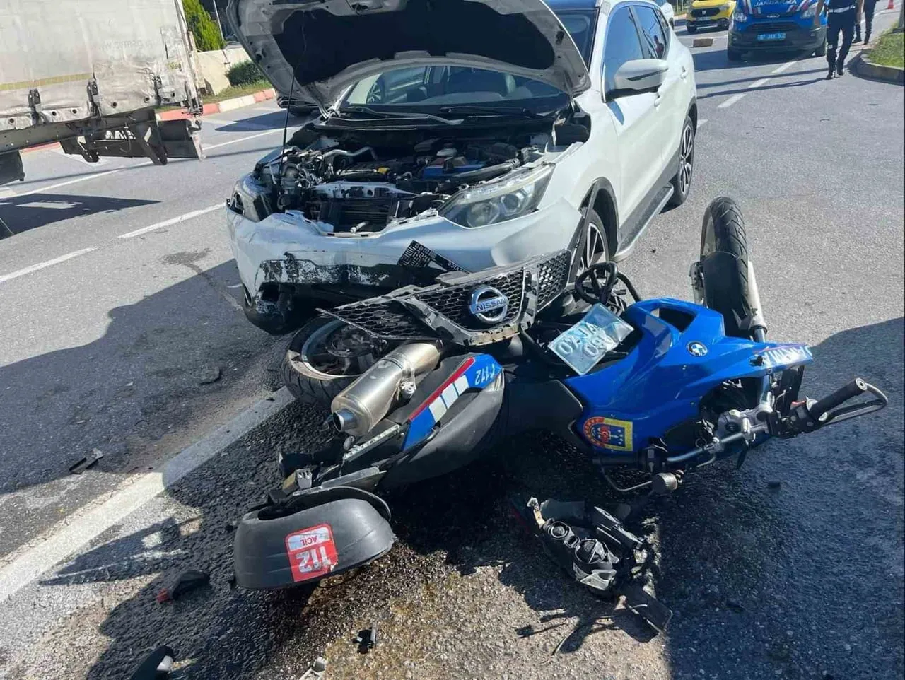 ANTALYA’NIN MANAVGAT İLÇESİNDE OTOMOBİLİN JANDARMA MOTOSİKLETİNE VE BİR BAŞKA OTOMOBİLE ÇARPMASI...