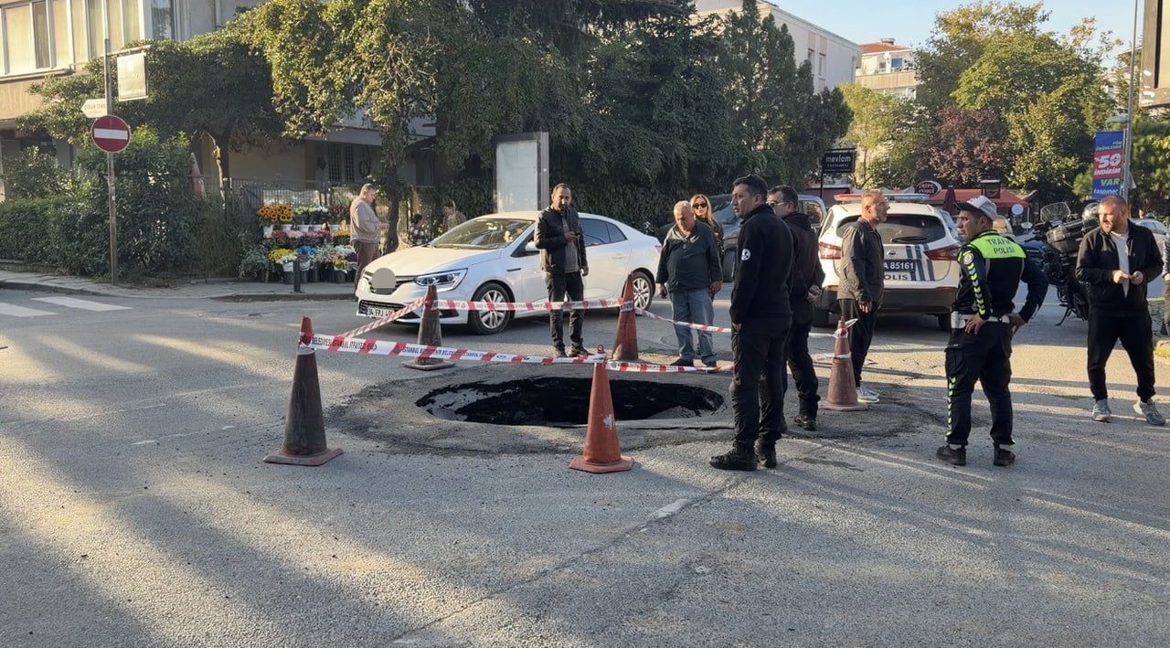 BEŞİKTAŞ’TA, YOLDA HENÜZ BİLİNMEYEN BİR NEDENLE ÇÖKME MEYDANA GELDİ. ÇÖKMENİN ARDINDAN BÖLGEDE...