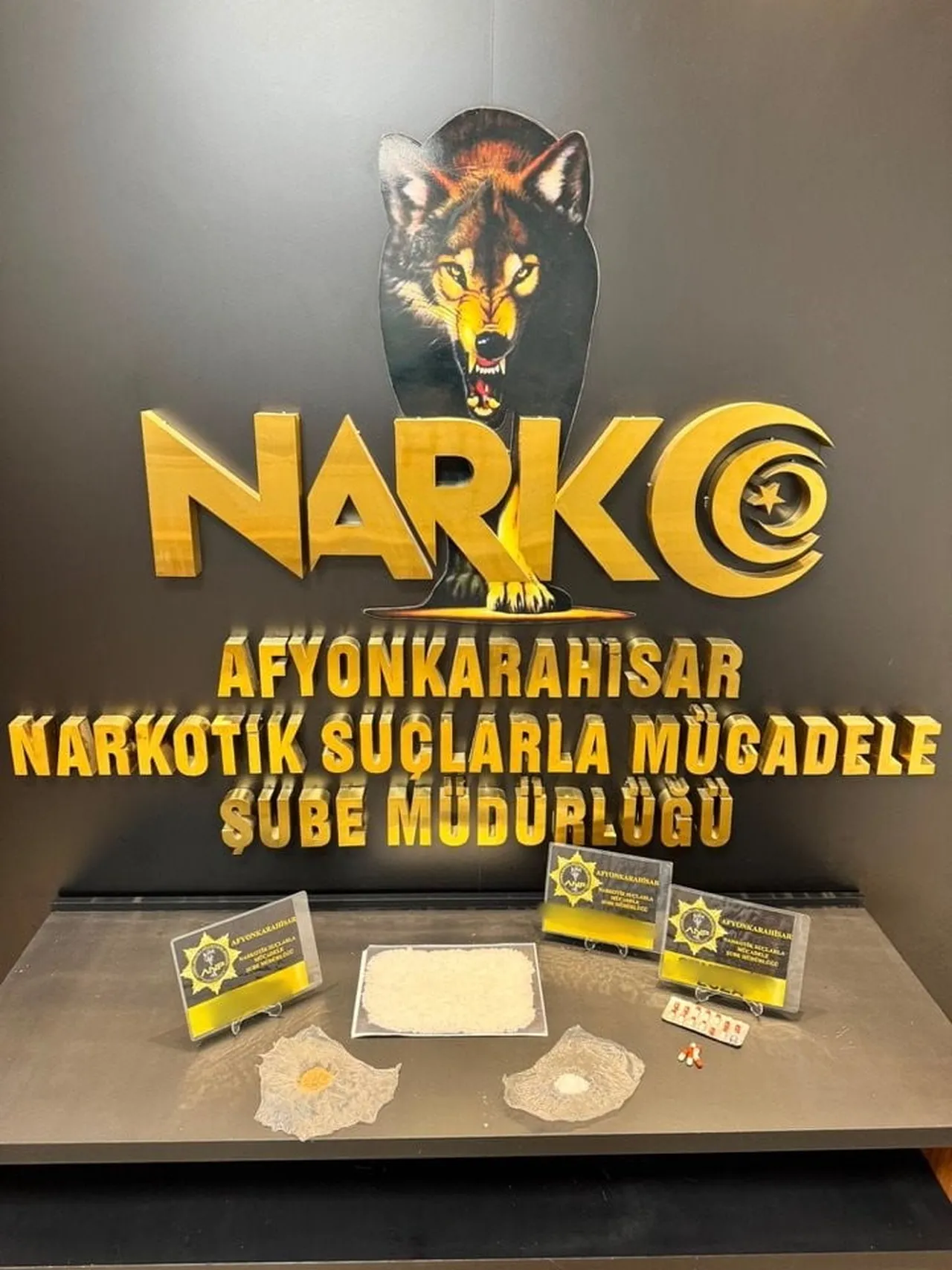 AFYONKARAHİSAR’DA POLİS TARAFINDAN GERÇEKLEŞTİRİLEN UYGULAMA NOKTASINDA DURDURULAN 2 OTOMOBİLDE...