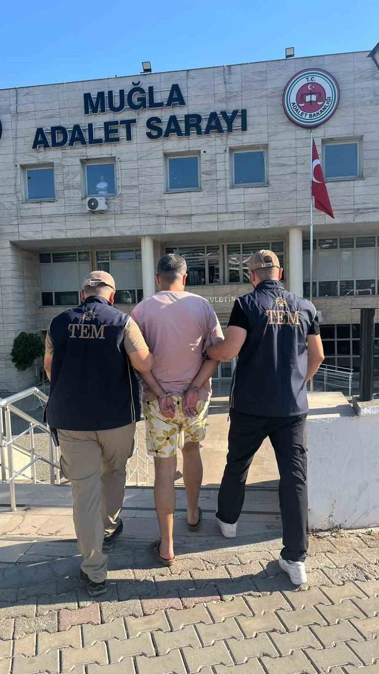 MUĞLA’DA 6 YIL 10 AY HAPİS CEZASIYLA ARANAN ŞAHIS YAKALANDI