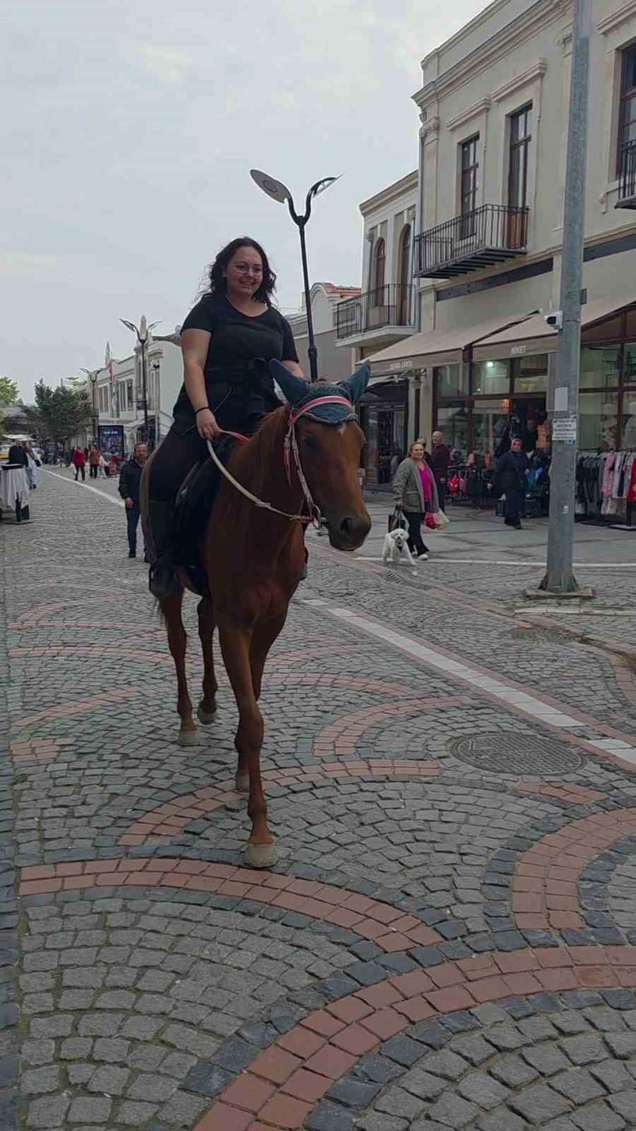 EDİRNE’DE ATIYLA CADDELERDE GEZDİ, VATANDAŞLARIN İLGİSİNİ ÇEKTİ