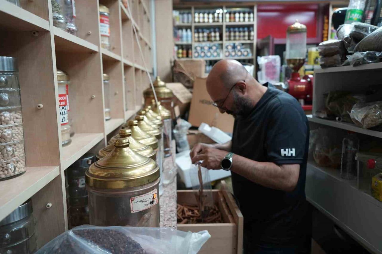 KIŞ AYLARINDA BAĞIŞIKLIĞI DESTEKLEMEK AMACIYLA TERCİH EDİLEN BİTKİ ÇAYLARI, YAZ MEVSİMİNDE YERİNİ...